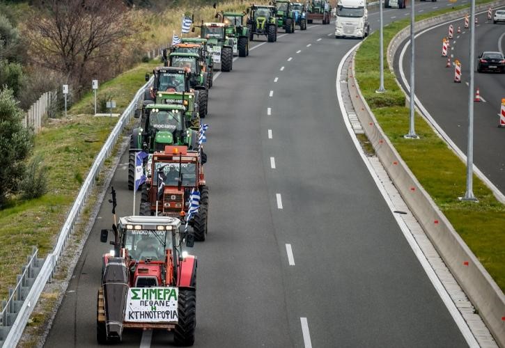 Παραμένουν στα μπλόκα οι Θεσσαλοί αγρότες 